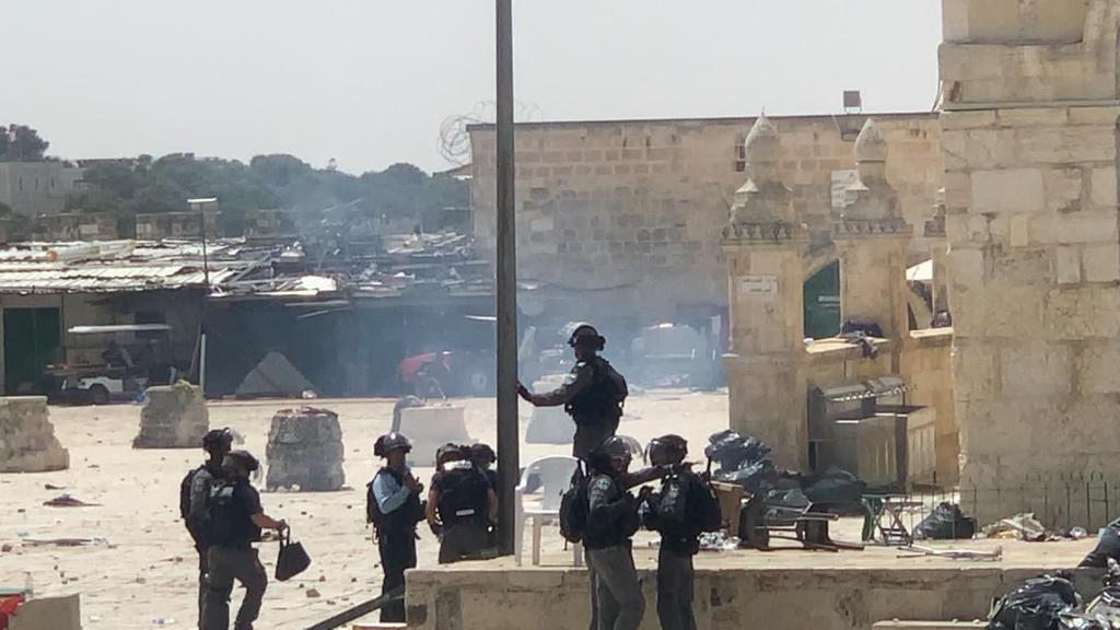Israeli Occupation Forces Turn Haram al-Sharif Into Battlefield (12)